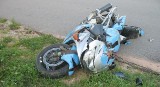 20-letni motocyklista uderzył w skarpę. Zatrzymał się dopiero na drzewie