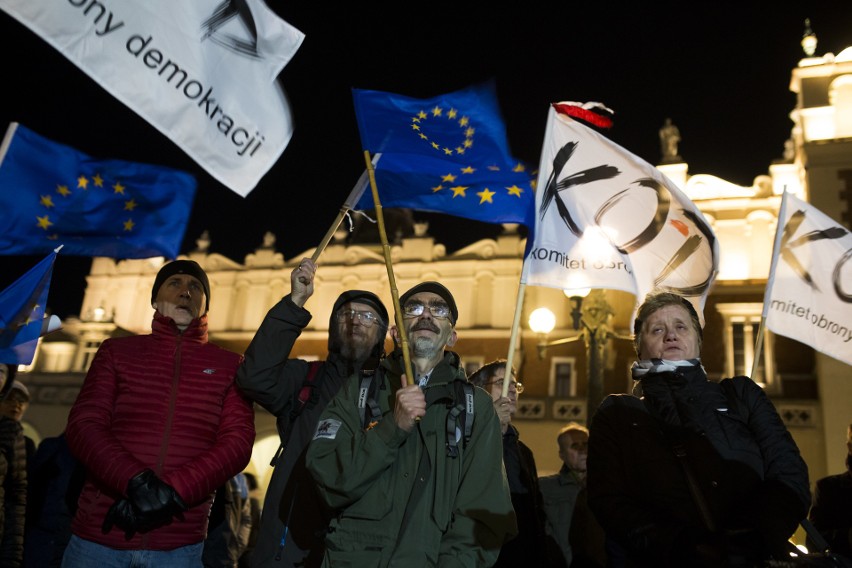 Kraków. Manifestacja KOD: Prawo do sądów - prawo do Europy [ZDJĘCIA]