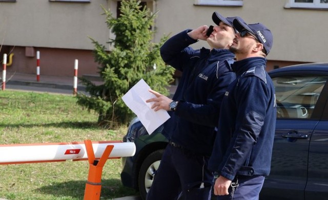 Policjanci z regionu radomskiego sprawdzają te osoby, które zostały poddane kwarantannie domowej.