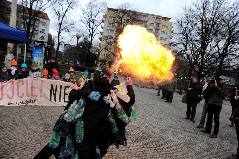 Happening: "To nie krasnoludki palą śmieci"