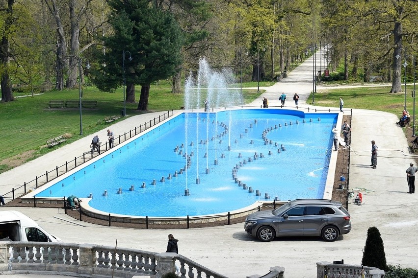 Tak prezentuje się nowa fontanna przy pałacu w Mosznej.