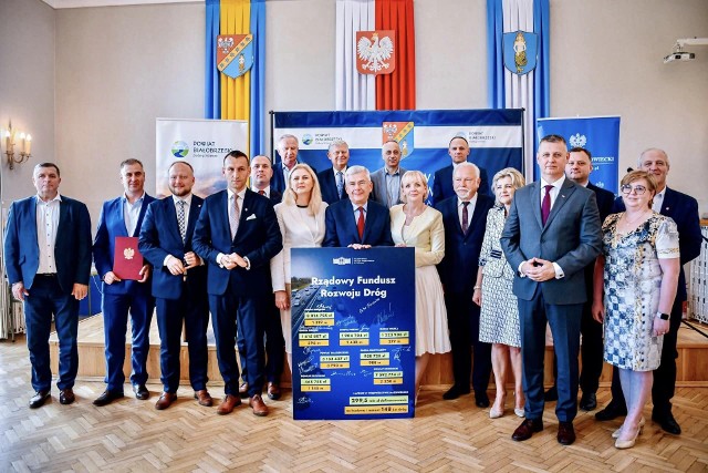 W białobrzeskim Starostwie Powiatowym zostały podpisane umowy na dotacje z Rządowego Funduszu Rozwoju Dróg dla samorządów z regionu radomskiego.