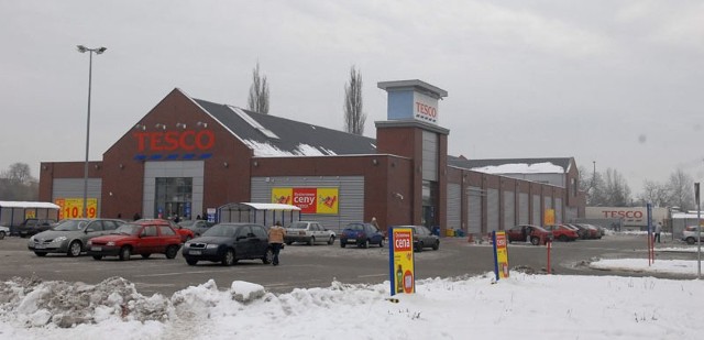 Pracownicy firmy Muster sprzątają m.in. niedawno otwarty hipermarket Tesco