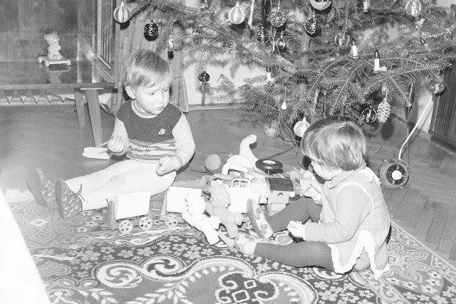 Jakie prezenty na Święta wręczano najmłodszym przed wojną? Co kupowało się dzieciom pod choinkę w PRL-u?  Przypominamy, na jakie upominki mogły liczyć maluchy.