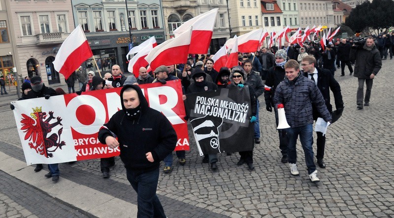 Uczestnicy mieli transparenty oraz biało-czerwone flagi.