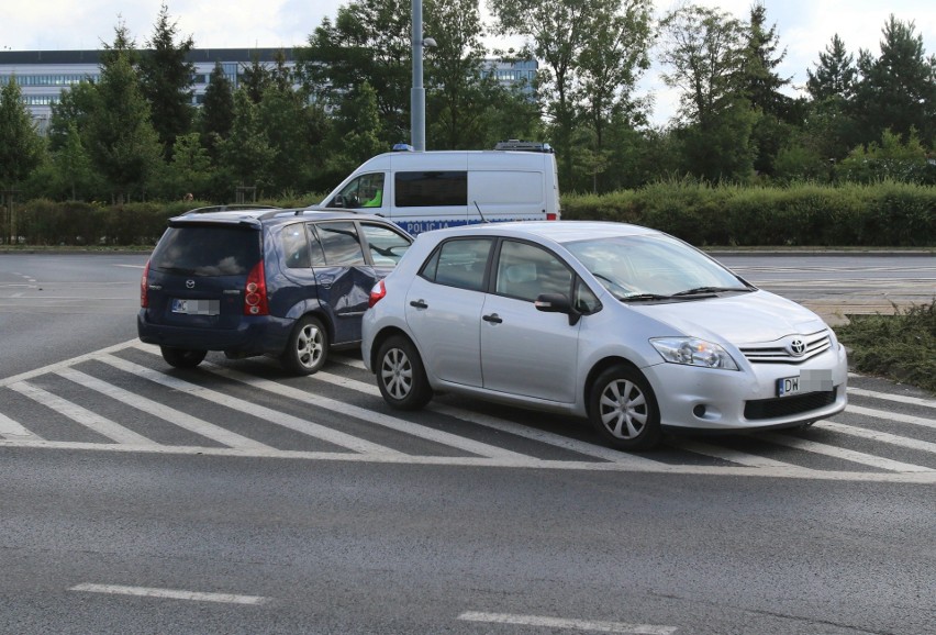 Wrocław: Wypadek dwóch samochodów na Gaju. Kierowca wjechał...
