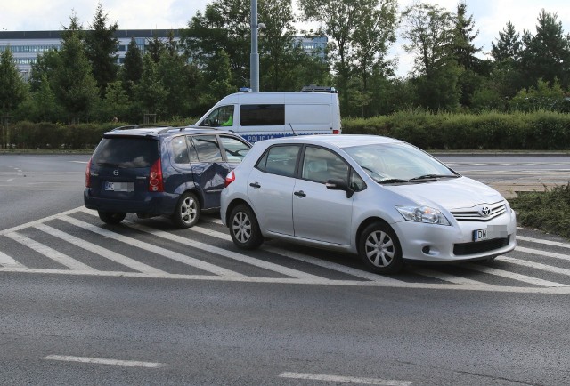 Wrocław: Wypadek dwóch samochodów na Gaju. Kierowca wjechał na czerwonym [ZDJĘCIA]