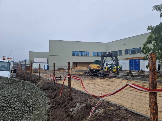 Trwa budowa zespołu szkolno-przedszkolnego przy ul. Cynamonowej. Postęp prac ocenia się na 55 procent.