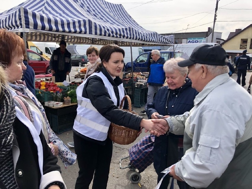 Poseł Marzena Okła - Drewnowicz na targu w Ostrowcu. Były rozmowy o seniorach i kolejkach do lekarzy [zdjęcia] 