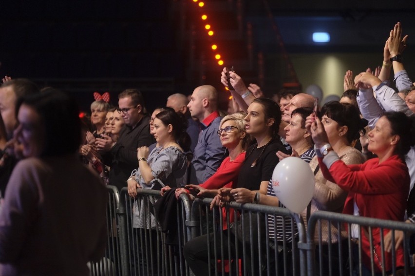 W Arenie Toruń trwa 5. Świąteczna Gala Disco Polo. Na scenie...