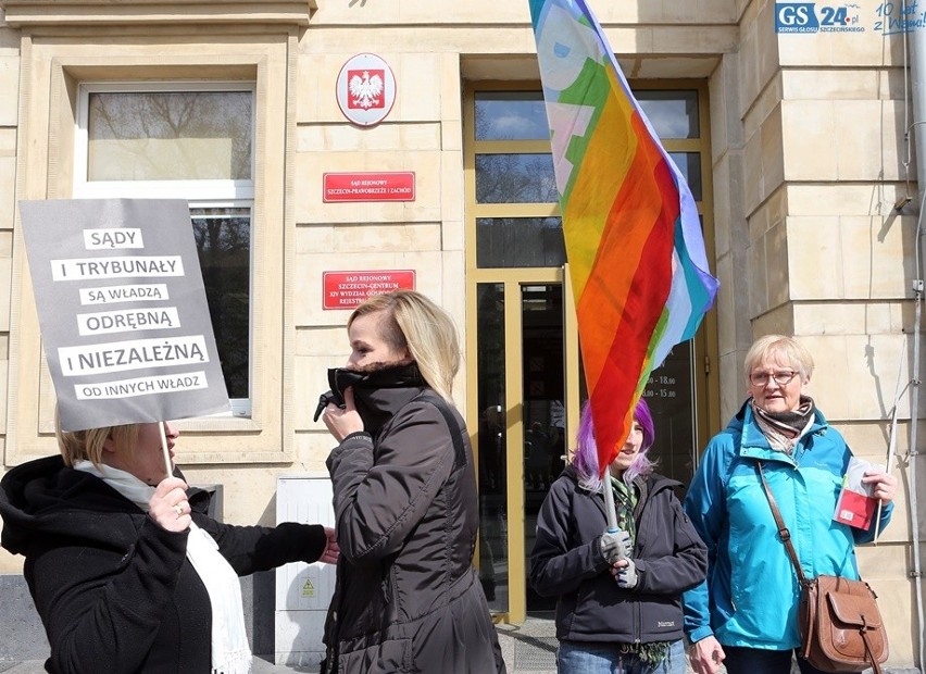 KOD milcząco wspierał sędziów. Protest pod sądem rejonowym [zdjęcia, wideo] 