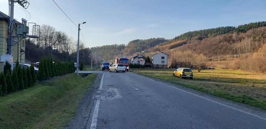 Wypadek w Królowej Polskiej. Zderzył się samochód osobowy z motocyklem, kierowca jednośladu trafił do szpitala [ZDJĘCIA]