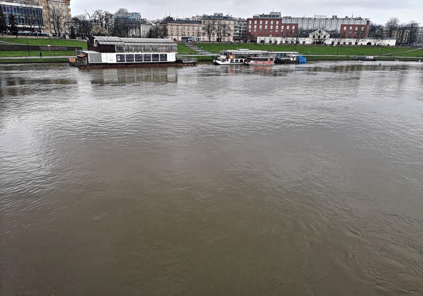 Kraków. Od wielu dni pada deszcz. Podniósł się poziom wody w rzekach [ZDJĘCIA]