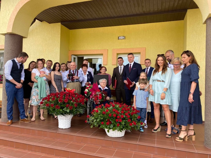 Bronisława Gniadek 100 urodziny świętowała z rodziną, gośćmi...