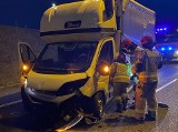 Poważny wypadek na trasie S3 koło Świebodzina. Bus wjechał w lawetę. Dwie osoby ranne 