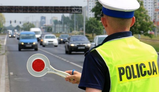 Policjanci zatrzymali do kontroli kierującego dostawczym mercedesem, który nie miał włączonych świateł.