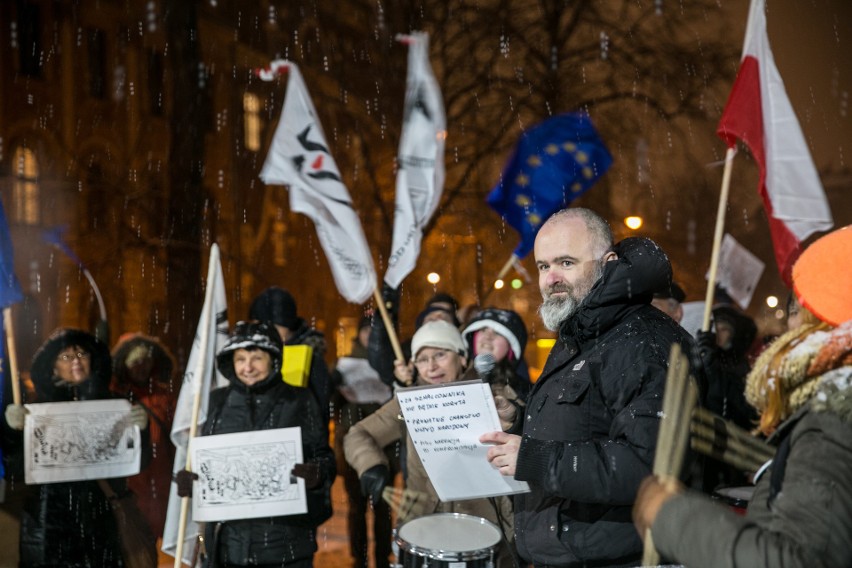 Demonstracja Komitetu Obrony Demokracji w Krakowie. Poparli usunięcie Ryszarda Czarneckiego z funkcji wiceszefa Parlamentu Europejskiego