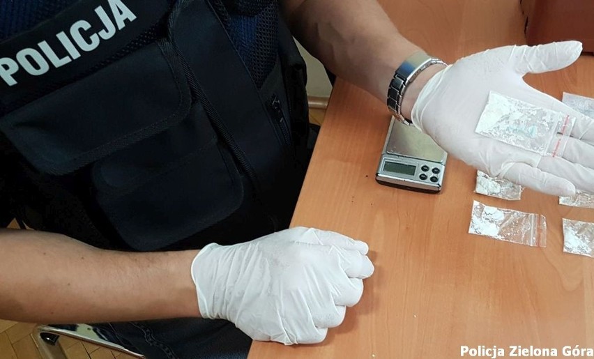 W aucie policjanci znaleźli kilkadziesiąt porcji narkotyków