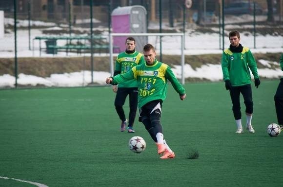 Piłkarze Siarki Tarnobrzeg, na zdjęciu: Bartosz Sulkowski (z piłką), Dariusz Frankiewicz (z lewej) i Tomasz Persona.