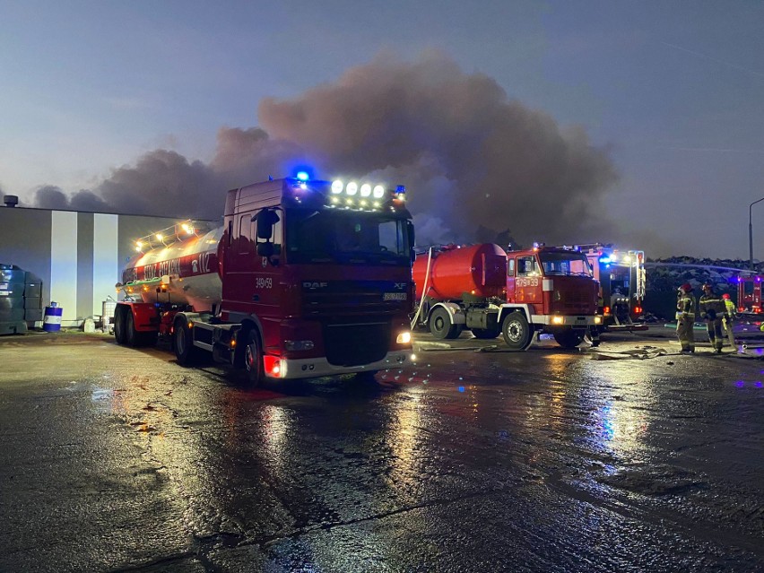 Pożar na składowisku w Kamieńcu. W akcji strażacy z regionu....