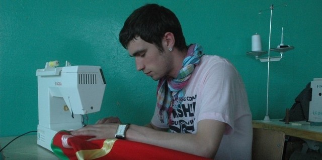 Sasza Korsak pomagał przy szyciu stroju krakowianki. Chłopak chce w przyszłości zostać projektantem mody.