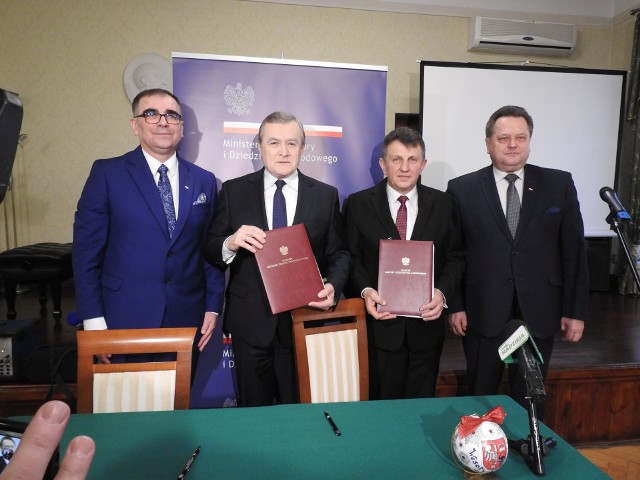 Wicestarosta Stanisław Rykaczewski, wicepremier Piotr Glińskii dyrektor szkoły Krzysztof Witkowski po podpisaniu umowy (po prawej wiceminister MSWiA Jarosław Zieliński)