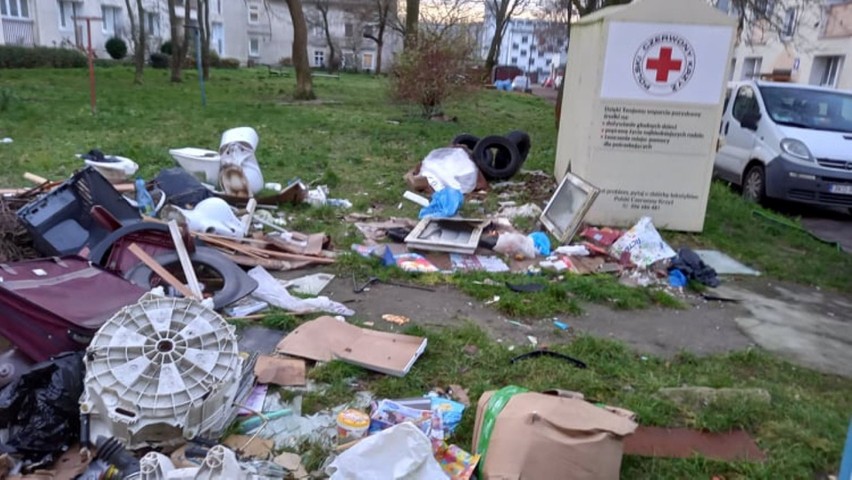 Na Bajkowej w Koszalinie wcale nie tak bajkowo. Zalegające śmieci szpecą okolicę 