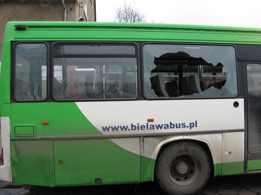 Ostrzelany autobus w Zgorzelcu. To wojna przewoźników? (ZDJĘCIA)