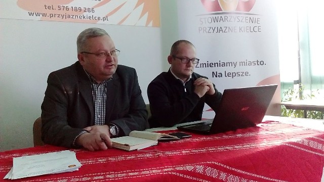 We wtorek Dariusz Gacek (z lewej) i Arkadiusz Stawicki wyjaśnili na konferencji, dlaczego członkowie Stowarzyszenia Przyjazne Kielce wysyłają wiele zapytań do kieleckiego Urzędu Miasta.