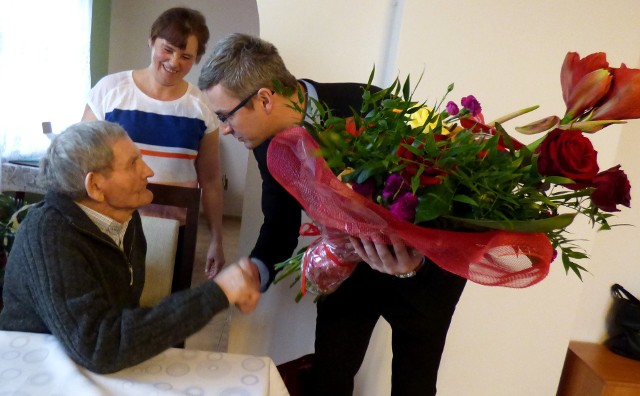 Życzenia z okazji 100. urodzin złożył Andrzejowi Borli z Sępichowa także poseł Krystian Jarubas.