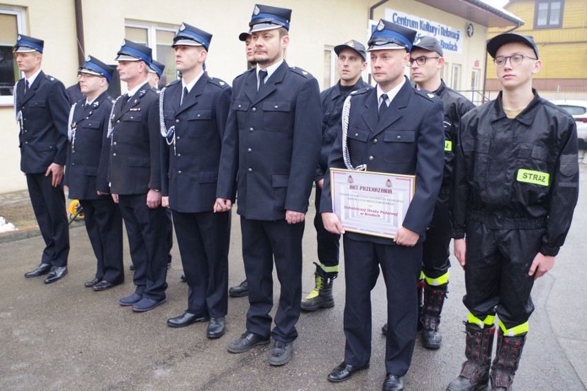 Uroczyste przekazanie wozu strażackiego dla Ochotniczej Straży Pożarnej w Brodach. Zobacz zdjęcia