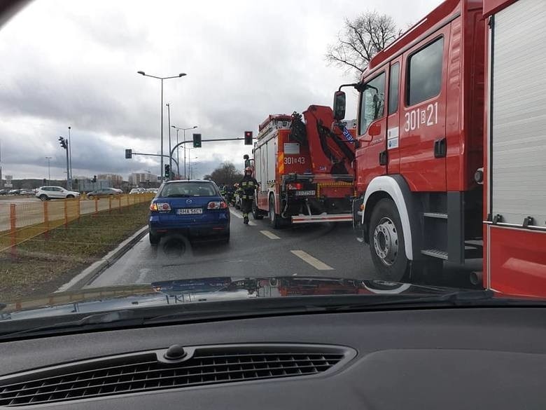 Białystok. Wypadek z udziałem trzech aut. Dwie osoby ranne [ZDJĘCIA]