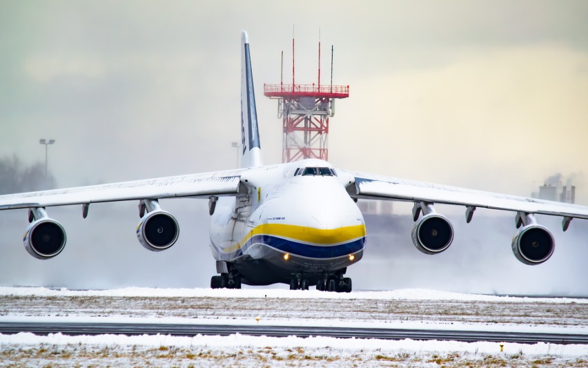 Historyczna chwila w Jasionce pod Rzeszowem. An-225 Mriya i An-124 Rusłan jednocześnie na płycie lotniska [ZDJĘCIA]
