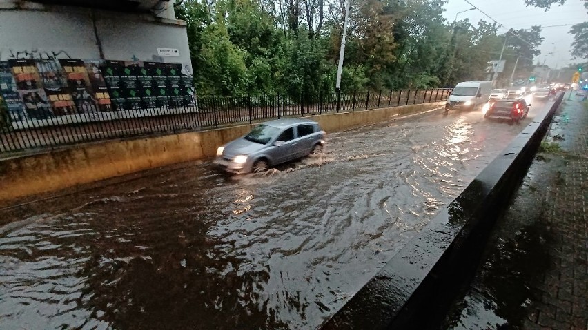 Oberwanie chmury nad Wrocławiem! Zalane ulice i chodniki, połamane drzewa [ZDJĘCIA]