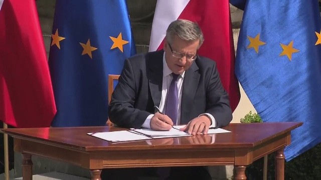 Prezydent Komorowski podpisał projekt nowelizacji konstytucji ws. JOW-ów