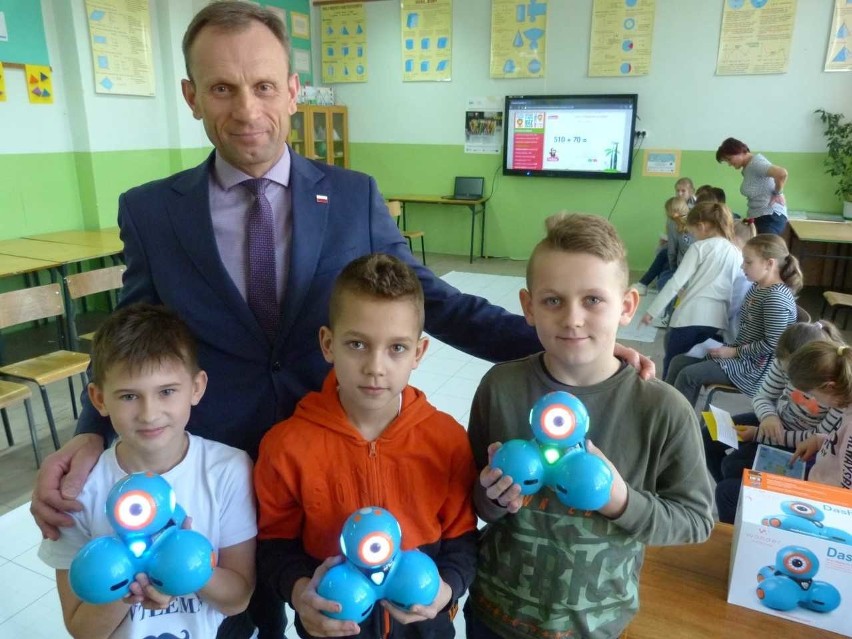 Szkoły w gminie Piekoszów już mają sprzęt edukacyjny przyszłości. Dzieci uczą się tu z robotami