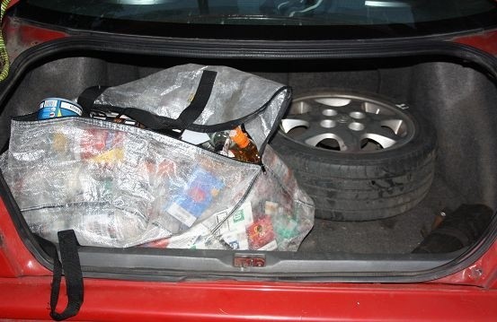 W bagażniku nissana policjanci znaleźli dwa łomy, latarki, rękawice oraz alkohol, papierosy, tytoń i karty startowe do telefonów komórkowych.