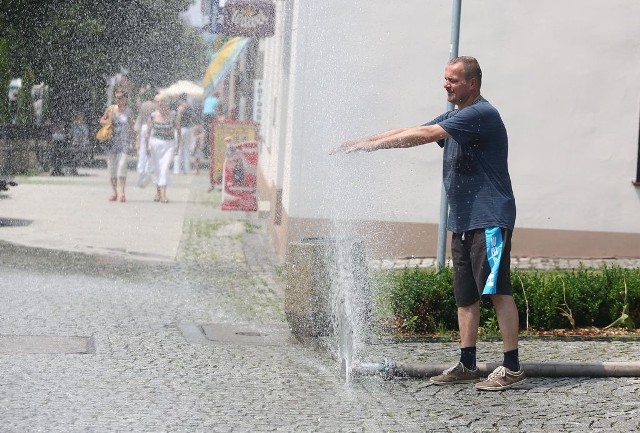 Kurtyna wodna na ulicy Żeromskiego stanęła w piątek w południe.