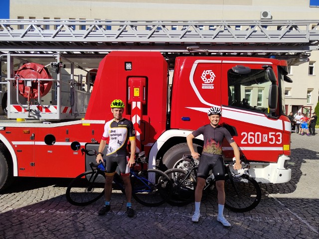 Strażacy kolarze: Sebastian Cieślik (z lewej) i Marcin Szlachta