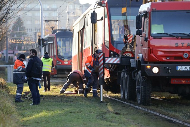 Na alei Korfantego w Katowicach wykoleił się tramwaj linii numer 6