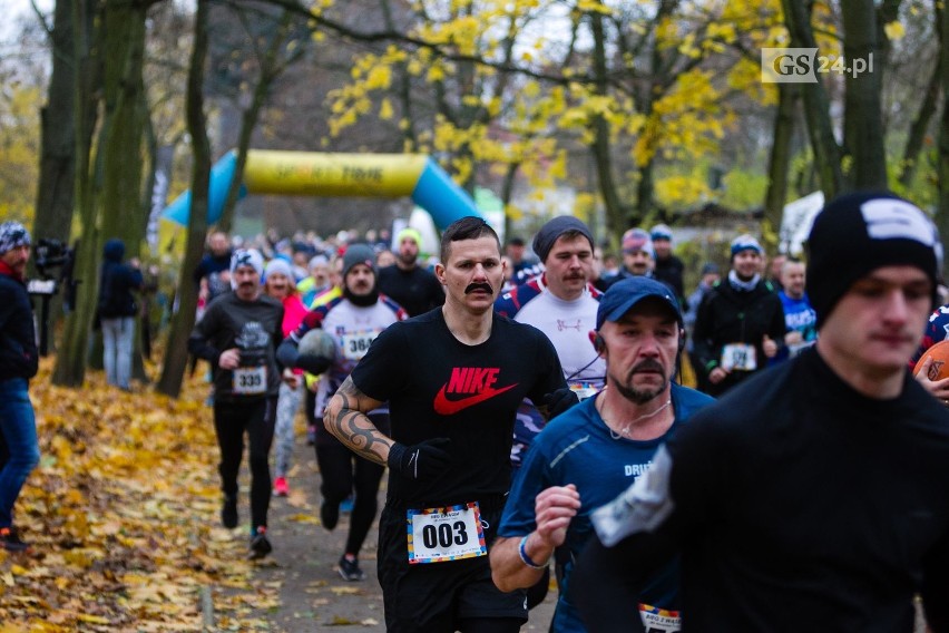 Mężczyźni z naturalnymi wąsami, a kobiety z przyklejonymi -...