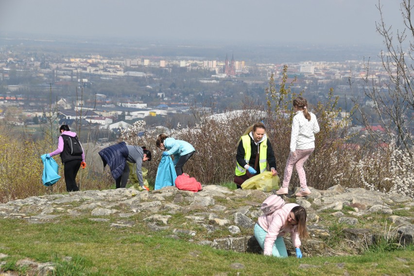 W sprzątaniu Góry św. Marcina w Tarnowie uczestniczy około...