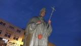 Nieznani sprawcy uszkodzili pomnik Jana Pawła II w Obornikach