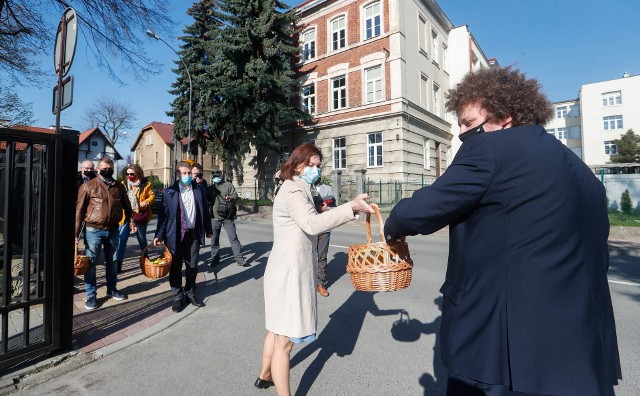 Ewa Leniart rozdawała maturzystom z II LO w Rzeszowie soki mocy.