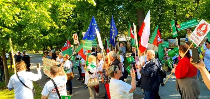 Mieszkańcy gminy Słupsk protestują przeciw powiększeniu Słupska w Warszawie pod Kancelarią Premiera i przejdą pod Sejm