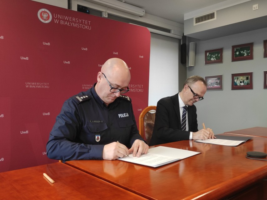 Umowę podpisano w rektoracie UwB przy ul. Świerkowej w...