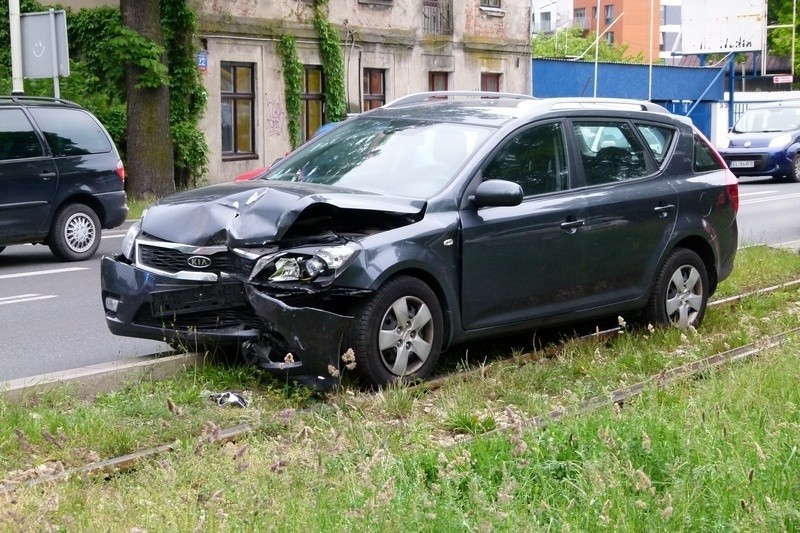Trzy osoby ranne w wypadku na ul. Konstantynowskiej