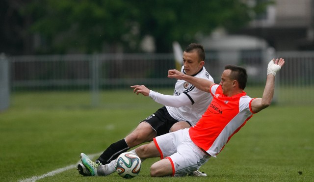 Izolator (biało-czarne stroje) odczuwał trudy środowego zaległego meczu z Błękitnymi.