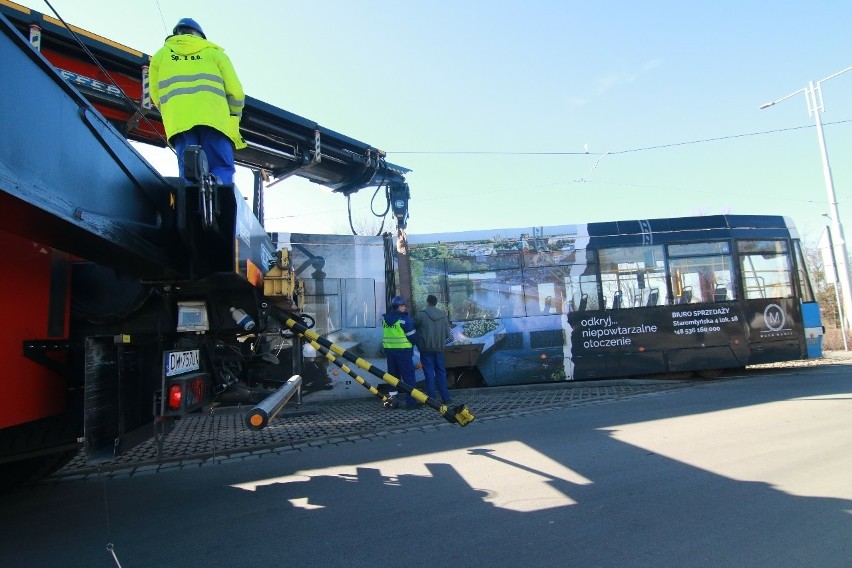 Tramwaj wykoleił się na pętli Oporów. Zablokowany przejazd (ZDJĘCIA)