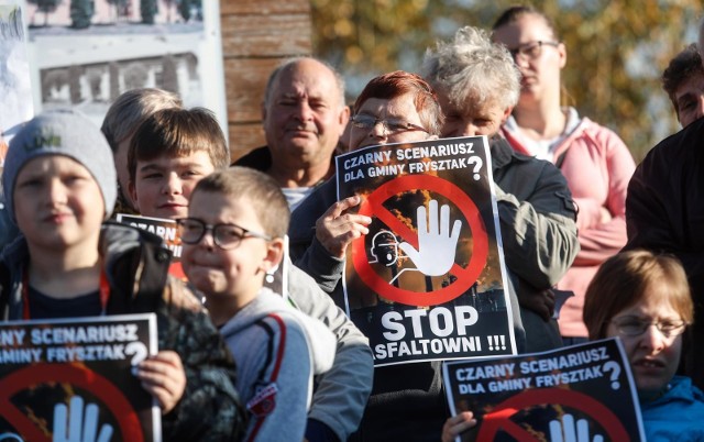 Protest mieszkańców Frysztaka przeciwko planowanej budowie asfaltowni